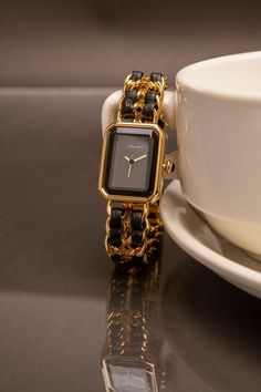 Ideas for the product shoot of watches Watches Women Simple, Photographing Jewelry, Jewelry Product Shots, Graphic Shapes Design, Creative Jewelry Photography, Surreal Photos, Product Shoot