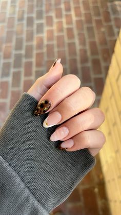 Cheetaish tortoise nails with gold and cute felt pattern Nails With Gold, Cute Nail, Felt Pattern, Cute Nails