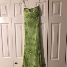 Elegant Long, Formal Green Dress. Worn Once! Excellent Used Condition. Stored In The Closet In A Garment Bag In A Smoke Free/Pet Free House. Purchased From Nordstrom Green Embellished Cocktail Gown, Green Formal Evening Dress For Festive Occasions, Festive Green Evening Gown, Festive Green Evening Dress For Prom, Green Embellished Evening Dress With Sweetheart Neckline, Green Silk Evening Dress For Prom Season, Green Silk Evening Dress For Prom, Green Embellished Gown With Sweetheart Neckline, Green Floral Prom Dress