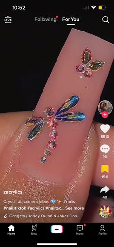 Cute Acrylic Nails Bling, One Gem Nails, Cute Nails Gems, Rhinestones Nail Art, Gem Placement On Nails Ideas, Barbiecore Aesthetic Nails, Thumb Rhinestone Placement, Colored Gem Nails, Gem Placement On Nails Short