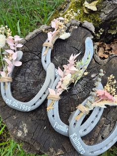 *THE PRICE INCLUDES PERSONALIZATION Beautifully refined, reconditioned real horseshoes, the horseshoes are rust-free and brushed. This gives the whole thing a really beautiful, classy touch. Since these are real horseshoes, each one is unique and varies in size and shape. Personalization is now possible, please write if you have any questions Horseshoe Wedding, Horse Tack Diy, Pink Quince, Horse Memorial, Horseshoe Crafts Projects, Wedding Horseshoes, Horse Barn Ideas Stables, Pet Bunny Rabbits, Cute Wallpapers For Ipad