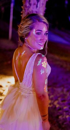 Uv Festival Makeup, Glow In The Dark Face Paint Ideas, Glow In The Dark Makeup Ideas, Glow Party Makeup, Uv Party Outfit, Uv Makeup Ideas, Neon Party Makeup Ideas, Neon Party Makeup, Blacklight Photoshoot