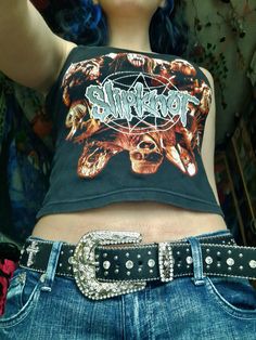 slipknot crop top chunky y2k belt low rise jeans slipknot band merch metal rock alternative music Band Top Outfits, Band Tee Fashion, Slipknot Tank Top, Slipknot Crop Top, Metal Rock Outfit, Korn Concert Outfit Ideas, Slipknot Concert Outfit Ideas, Slipknot Shirt Outfit, Slipknot Outfit Ideas