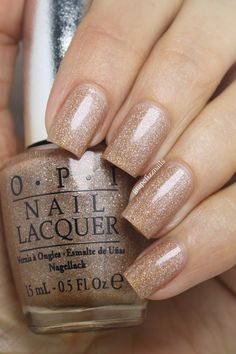 More sparkling nail ideas on http://dropdeadgorgeousdaily.com/2013/11/party-tips-ddg-moodboard-full-nail-inspo-fun-season/ Nail Art Mariage, Champagne Nails, Toes Nails, Unghie Sfumate, Classy Nail, Gold Nail Polish, Gold Nail, Smink Inspiration, Super Nails