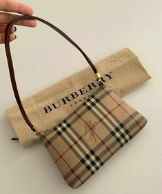 Burberry Baguette Bag, Burberry Handbags Aesthetic, Luxury Handbags Burberry, Prada Vintage Bag, Burberry Coin Purse, Burberry Black Purse, Stylish School Bags, Suitcase Packing, My Style Bags