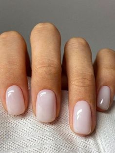 Seashell Nail Color, Neutral Nails With Sparkle Classy, Wide Oval Nails, Bridesmaid Pedicure Ideas, Old Money Toenails, Gel Manicure Short Nails Natural, Dip Nails Neutral, Bride Pedicure Wedding Day, Summer Wedding Guest Nails