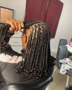 Short Medium Braids For Black Women, Shoulder Length Knotless With Curly Ends, Braids For Black Women Shoulder Length, Medium Box Braids Natural Hair, Braided Bob Curly Ends, Small Knotless Box Braids With Curls Bob, Knotless Box Braid Bob Shoulder Length, Short Medium Knotless Box Braids, Medium Knotless Braids Shoulder Length