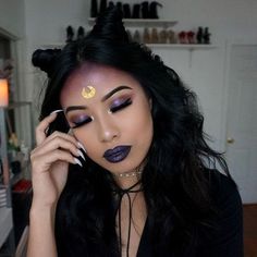 Witch Makeup Pretty, Pretty Witch Makeup Looks, Witch Hairstyles Short, Witch Make Up Pretty, Witch Makeup Halloween Pretty, Witch Makeup Ideas Pretty, Purple Witch Makeup, Witch Hairstyles, Pretty Witch Makeup