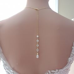 Kaufen Sie eine goldene Hochzeitshalskette| Hintergrund-Halskette mit Perlen und CZ-Kristallen – PoetryDesigns Crystal Backdrop, Gold Wedding Necklace, Gold Necklace Wedding, Necklace With Pearl, Backdrops Necklace, Backless Evening Dress, 16 Inch Necklace, Silver Wedding Jewelry, Pearl Jewelry Wedding