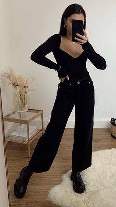 Outfits For Tiny Women, Black Outfits Party Night, Wide Pants Shoes, Black Curdory Pants Outfits, Simple Black Skirt Outfit, Minimalist Black Outfit, Bodyless Sweater, Cute Black Outfits Casual, Dark Feminine Wardrobe