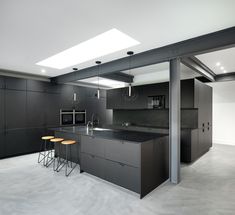 Modern Industrial Kitchen with Black Full-height Cabinetry The black flat-panel cabinets couple beautifully with the concrete floor. Kitchen Concrete Floor, Concrete Kitchen Floor, Home Painting Ideas, Statement Kitchen, Polished Concrete Floor, Modern Industrial Kitchen