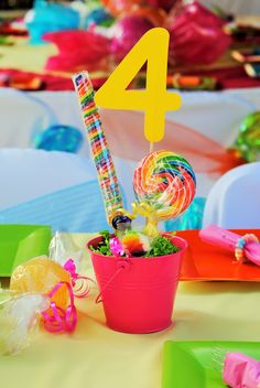 Simple Candy Centerpieces, Creative Centerpieces Birthday, Four Ever Sweet Centerpieces, Diy Candy Centerpiece Ideas, Rainbow Birthday Centerpieces, Candy Land Centerpieces, Kids Centerpiece Ideas, Birthday Centerpieces Kids, Centerpieces For Kids Party