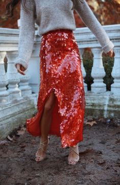 SEQUIN SKIRT STYLE INSPO #AESTHETIC #FASHION #SEQUINS #EDGY #CHIC #OUTFITS #OUTFITINSPO #SPARKLE #STREETSTYLE Sequin Skirt Outfit, Sequin Skirts, Mode Tips, Looks Country, Sequin Outfit, Mode Vintage, Looks Style, Mode Inspiration, Skirt Outfits