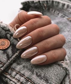 Popular nails August Dinner Outfit, Chrome Gel Nail Designs, Natural Metallic Nails, Pearl Nails Color, Chrome Nails Neutral, Chrome Neutral Nails, Nude Pearl Nails, Taupe Chrome Nails, Nude Chrome Nails Almond