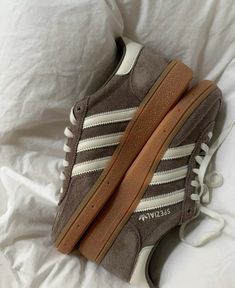 Paire d’Adidas Originals, Les Spezial Marron et Blanche Adidas Samba Outfit, Skandinavian Fashion, Shoe Wishlist, Hype Shoes, Shoe Inspo, Brown Sneakers, Swag Shoes, Adidas Gazelle