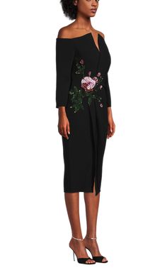 Confectionnée dans une silhouette intemporelle et flatteuse en crêpe de laine stretch noir, cette robe de cocktail est agrémentée d'une broderie florale en cristal à la taille. Il est confectionné avec une encolure flatteuse à épaules dénudées, des manches trois-quarts et un devant en faux portefeuille cranté. Il est rehaussé d'un détail floral éblouissant orné de cristaux au niveau des hanches. Une fente coupée jusqu'à là complète le look.
Épaules dénudées avec détail col en V
Manches trois-qua Elegant Cocktail Evening Dress With 3/4 Sleeves, Elegant Embellished Midi Dress For Dinner, Elegant Floral Embellished Midi Dress For Gala, Chic Formal Midi Dress With Floral Embroidery, Elegant Formal Evening Dress With Floral Embroidery, Formal Fitted Floral Embroidery Midi Dress, Formal Fitted Midi Dress With Floral Embroidery, Fitted Floral Embroidered Midi Dress For Formal Occasions, Elegant Dresses With Floral Embroidery And 3/4 Sleeves