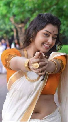 Bengali Fashion, Saree Photoshoot, Indian Woman, Indian Saree, Actress Pics, Beautiful Smile Women, India Beauty, Art Photo