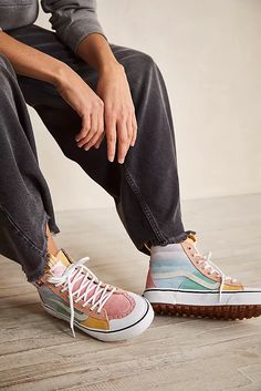 Outfit Trends, Trendy Sneakers, Painted Shoes, Dressy Casual