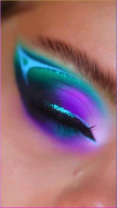 #eyemakeup #eyeglam #beautytutorial #eyetutorial #lashes#liner #eyes#eyemakeuptutorial #rainbow #rainboweyeshadow #colorfuleyeshadow #colorful #color #eyes #makeuptutorial #makeupartist #makeupparty #easymakeup Colourful Eyeshadow Looks, Abstract Makeup Looks, Abstract Makeup, Halo Eyeshadow, Rainbow Eye Makeup, Eyeshadow Designs, Rainbow Eyeshadow