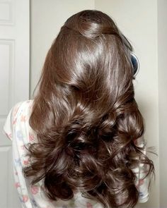 Wavy Hair Light Brown, Brunette Aesthetic, Hair Inspiration Long, Natural Gray Hair, Glossy Hair, Blowout Hair, Female Human, Human Being, Aging Process