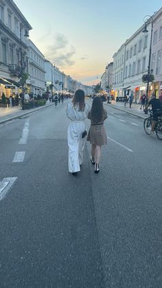 street vibes with a beautiful sky Mum Daughter Aesthetic, Mom Best Friend Aesthetic, Teenage Mum Aesthetic, Mother Daughter Astethic, Mother Daughter Aesthetic Faceless, Mum Daughter, Parents And Daughter Aesthetic, Mom Daughter Aesthetic Older