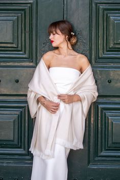 Questo scialle da sposa perla/crema si abbina perfettamente con abiti da bianco sporco a crema, abiti color champagne e ravviva anche abiti da sposa più scuri/cremosi.

È realizzato in misto alpaca intrecciato a mano. La tessitura finita viene poi spazzolata ripetutamente ottenendo un materiale lussuosamente morbido.
Sciarpa da Sposa - Perla | Sciarpa da sposa | Sciarpa da damigella | Coprispalle da sposa | Bolero di Nozze | Cappa da sposa | Sciarpa da Sposa Invernale | Sciarpa da Sposa Crema | Matrimonio all'aperto in autunno | Servizio fotografico di matrimonio | Sciarpa di Champagne
Con l'estate che sta lentamente svanendo, la tua giornata sarà ancora più indimenticabile se lasci che il nostro scialle nuziale in alpaca ti tenga caldo e accogliente!

Questa bellissima selezione di sciall