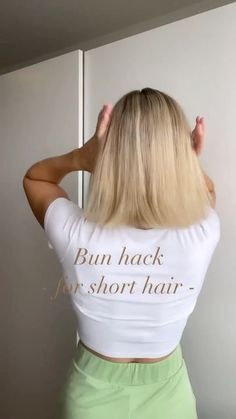 Bun Hack For Short Hair, Bun Hack, Short Hair Updo Tutorial, Short Hair Up, Short Hair Bun, Natural Hair Tutorials, Hair Bun Tutorial, Hair Upstyles, Easy Hair Updos