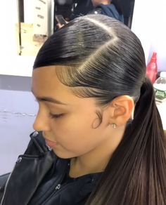 fwmp , @shawtypr 🖤 Hairstyles Edges, Curly Buns, Hair Baddie, Baddie Latina, Slick Ponytail, Weave Ponytail Hairstyles, Hacks Beauty, Edges Hair, Straight Ponytail