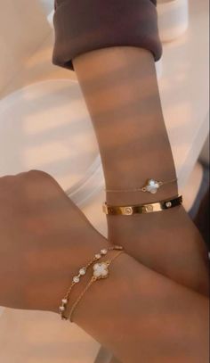 Matching Bracelets For Best Friends Aesthetic, Aesthetic Jewelry Bracelets, Gold Bracelet Layering, Bestie Bracelets Aesthetic, Friends Bracelets Aesthetic, Best Friend Matching Jewelry, Cute Bracelets Aesthetic, Matching Best Friend Jewelry, Jellwery Aesthetic