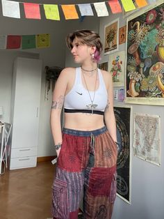 Short Half Shaved Hairstyles, Dyed Undercut Women, Short Artsy Hair, Ren Fair Hair Short, Queer Festival Outfit, Queer Fashion Women Summer, Queer Short Haircuts, Short Fem Hair, Summer Queer Outfits