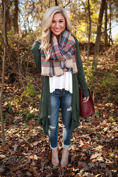 Add this cardigan to any outfit to add a layer of warmth and style to your look! Outfit Converse, Street Style Fall Outfits, Tshirt Outfit, Stylish Fall Outfits, Green Cardigan, Outfit Trends, Alt Fashion, Thanksgiving Outfit, Casual Clothes