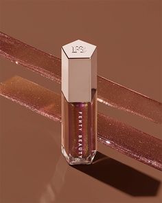 Fenty Beauty hat den beliebten Gloss Bomb Universal Lip Luminizer in einer neuen Farbe herausgebracht. Die Farbe heißt Hot Chocolit Fantasy und beschrieben als shimmering holographic rich brown. Laut Fenty ist es die beliebte Farbe Hot Chocolit ergänzt um golden und pinken schimmer. Der Gloss in Hot Chocolit Fantasy soll vorerst exklusiv im Fenty Beauty […] Alle Infos dazu findest du hier >>> Fenty Beauty Gloss Bomb Universal Lip Luminizer in Hot Chocolit Fantasy. Fenty Beauty Hot Chocolate Gloss, Fenty Hot Chocolit Gloss, Fenty Gloss, Fenty Beauty Gloss Bomb, Lip Gloss Homemade, Girls Things, Wishlist 2024, Makeup Package, Lip Liners