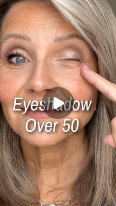 Easy Eyeshadow Looks For Brown Eyes, Applying Eye Shadow Over 50, Eyeshadow Looks For Over 50, Eye Make Up For Beginners Tutorials, Eye Makeup For Over 60 Women, Wedding Makeup For Women Over 60, Eye Shadow For Over 50, Natural Makeup Looks Over 50