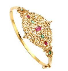 Moggina Jade, 22k Gold Bangles, Temple Jewellery Earrings, Indian Diamond Jewellery, Ruby Bangles, Temple Jewelry Necklace, Stone Necklace Set, Kerala Saree, Necklace Set Indian