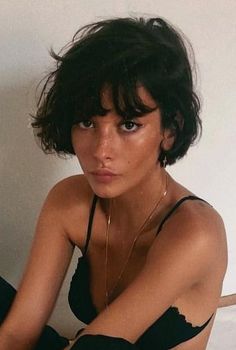 Curly Chin Length Bob, Short Hairstyle Wavy, Parisian Short Hair, Short Hairstyle Women 2023, 90s Pixie Haircut, 90s "bixie" Haircut, Pixie With Fringe, "bixie" Haircut 90s, Short Hair Photoshoot