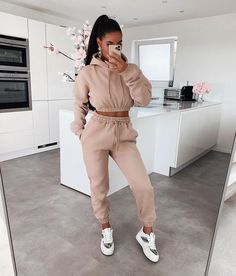 Crop Top And Sweatpants, Hooded Crop Top, Chique Outfit, Cooler Style, Home Wear Women Casual, Cut Clothes, Homewear Fashion, Fall Pants, Set Outfits