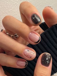 Clean Short Gel Nails, Nail Art Designs Black Colour, Natural Nail Fall Designs, Short Dark Nails Designs, Minimalist Manicure Ideas, Short Dark Nail Inspiration, Very Short Black Nails, Short Black Nail Art, Black Nails Inspiration Short