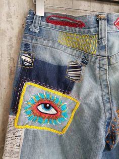 "Made to order, in any size, within 10 working days . If you need different size, please send me a message and I will make you a special and unique design within 10 working days. They are all different! No one will have the same one as you have! Hand painted, one of kind jeans. You pick your size, model (slime- boyfriend- high waist- low waist) and primer color and you will get your singular design. \"my queens wish\" is a women's clothes and accessories brand that was established on 2016 to pro Redone Jeans, Vintage Boyfriend Jeans, Hantverk Diy, Patched Denim Jeans, Hipster Jeans, Painted Clothes Diy, Grunge Jeans, Diy Jeans, Custom Jeans