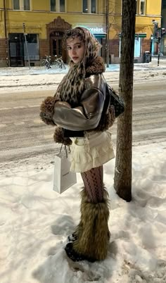 #leopardprint #icon #fur Snow Boots Outfit Aesthetic, Animal Print Coat Outfit, Animal Inspired Outfits, Outfits For Snow, Fur Boots Outfit, Outfits For The Cold, Fur Outfit, Fit Aesthetic, Mode Hippie