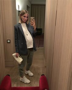 Scandinavian Maternity Style, Pregnant Outfits Winter Casual, Maternity Outfits Curvy, Pregnant Blazer Outfit, Pregnancy Chic Outfits, Sofia Richie Pregnant Style, Pregnant Going Out Outfit, Comfy Pregnancy Outfits Summer, Pregnant Casual Outfits