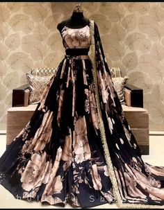 Unique Lehenga Designs, Lehenga Hairstyles, Indian Bridesmaid Dresses, Simple Lehenga, Latest Bridal Lehenga, Wedding Lehenga Designs, Lehenga Designs Simple, Fancy Suit, Simple Gowns