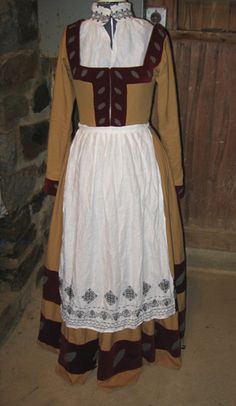 245723777_d90df2be87 by martelvonc, via Flickr German Dresses, German Costume, German Clothing, Late Period, Sca Garb, German Outfit