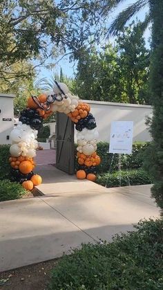 Aesthetic & Fun Halloween Party Decor, Balloon Decorations | Spooky Halloween Decorations Halloween Grab And Go Balloon Garland, Ghost Balloon Garland, Spooky Balloon Arch, Fall Balloon Decorations, Balloon Arch Halloween, Halloween Party Balloon Arch, Halloween Ballon Arc, Halloween Balloon Columns, Birthday Party Ideas Halloween