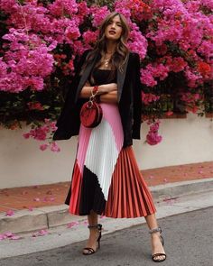 Outfit Elegantes, Fall Fashion Coats, Milan Street Style, A Skirt, Mode Inspo, Cool Street Fashion, Mode Inspiration, Look Chic, Street Styles