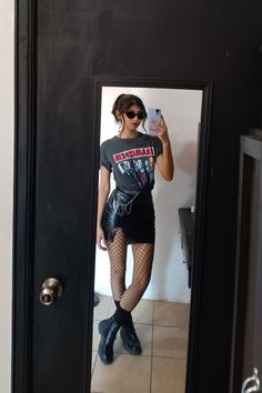 Metallica Inspired Outfits, Metal Band Concert Outfit, Metal Gig Outfit, What To Wear To A Metallica Concert, Metalcore Concert Outfit, Hard Rock Concert Outfit, Metallica Outfit Women, All Time Low Concert Outfit, Metal Festival Outfit Summer