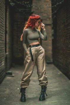 How to create a great photoshoot from scratch Woman Cargo Pants Outfit, Cargo Pants Outfits Women, Cargo Jeans Outfit, Character Styles, Basic Jeans, Pose Fotografi, Pastel Outfit, Fall Clothing, Photoshoot Themes