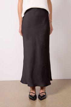 Crafted in sleek satin fabric, the Maddie skirt by EVEREVE is a chic day-to-night staple, featuring a midi silhouette with a hidden elastic waistband. You'll love it paired with everything from a sweater and flats to a fitted tank and heels. | EVEREVE Women's Maddie Satin Skirt, Size XL, Black Fall Closet, Brand Style Guide, Fashion 101, Satin Skirt, Polyester Satin, Fall Shopping, Tee Dress, Work Fashion, Fall Trends