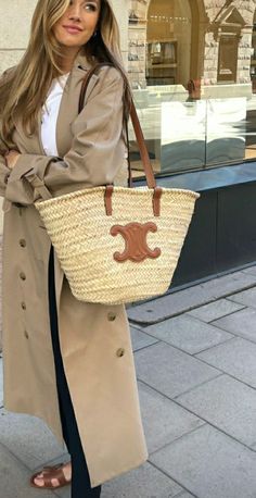 Luxury Chic Basket Straw Bag, Celine Basket Bag Outfit, Celine Straw Bag Outfit, Celine Raffia Bag Outfit, Celine Straw Bag, Straw Tote Bags Outfit, Loewe Straw Bag Outfit, Loewe Raffia Bag Outfit, Loewe Bag Outfit