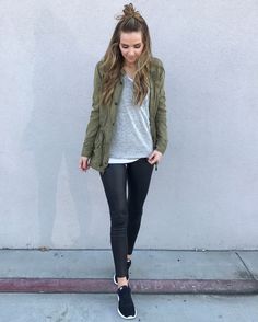 Cold Weather Outfits Casual, Black Sneakers Outfit, Faux Leather Leggings Outfit, Cold Weather Leggings, Leggings Outfit Winter, Leather Leggings Outfit, Olive Jacket, Winter Outfits Cold, Cold Outfits