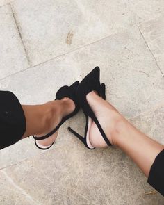 Lusting Upon Modern Hepburn, Fashion Shoes Boots, Older Women Fashion, Womens Fashion Edgy, Perfect Style, Fashion Images, Blazer Fashion, Black Is Beautiful, Casual Shoes Women